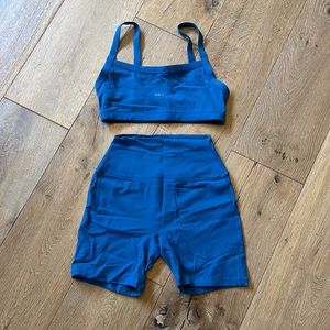 Set active blue set size small